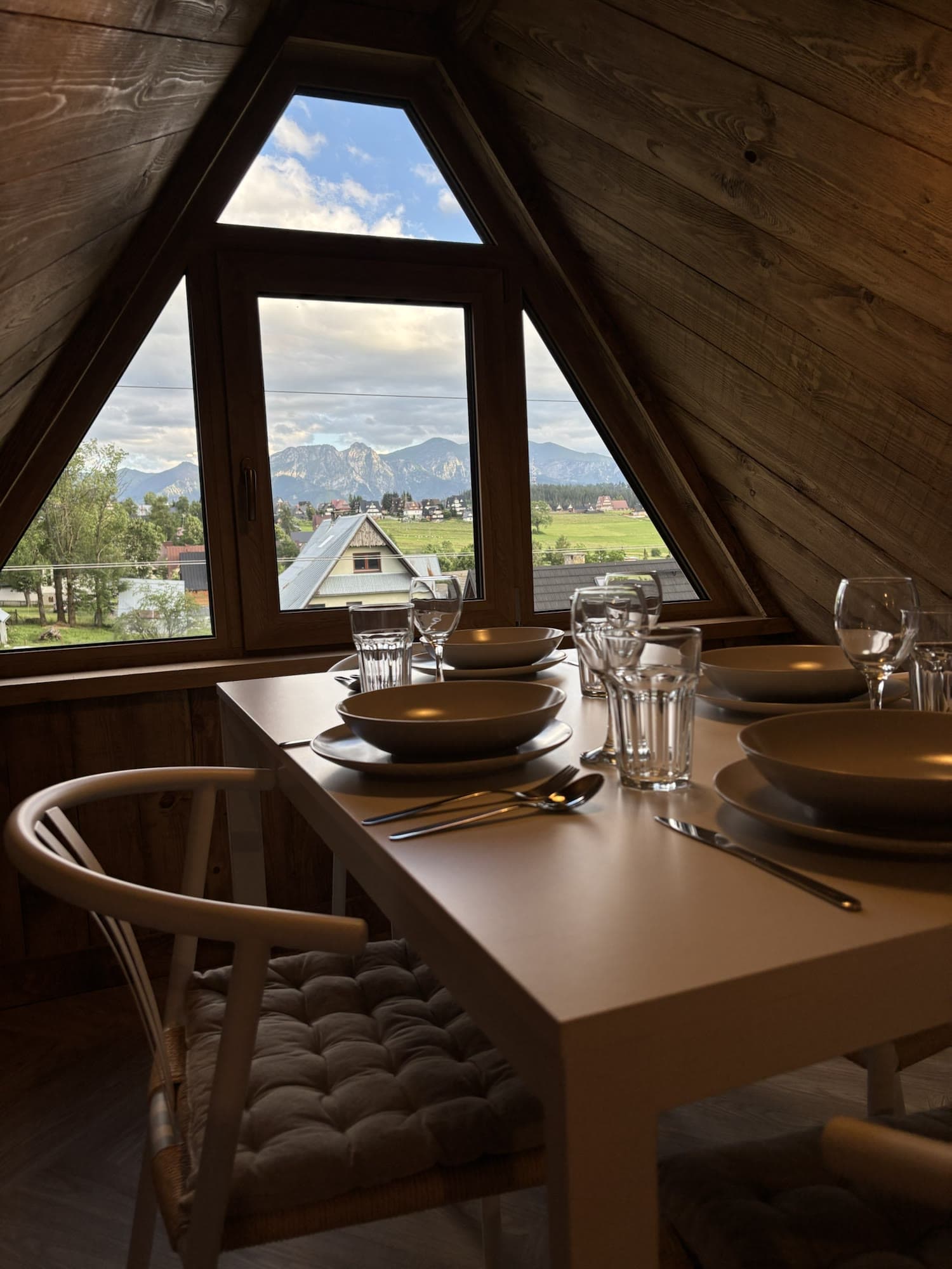 Apartament Rysy — jadalnia z widokiem na Tatry